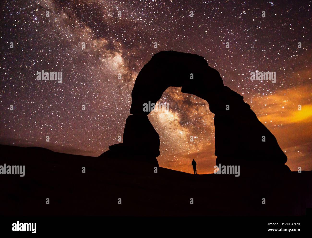 Arco delicato di notte con la Via Lattea nel cielo sopra. Arches National Park, Utah, Stati Uniti d'America. Una versione unica e ottimizzata di un'immagine di NPS Ranger JW Frank; Credit: NPS/Jacob W. Frank Foto Stock