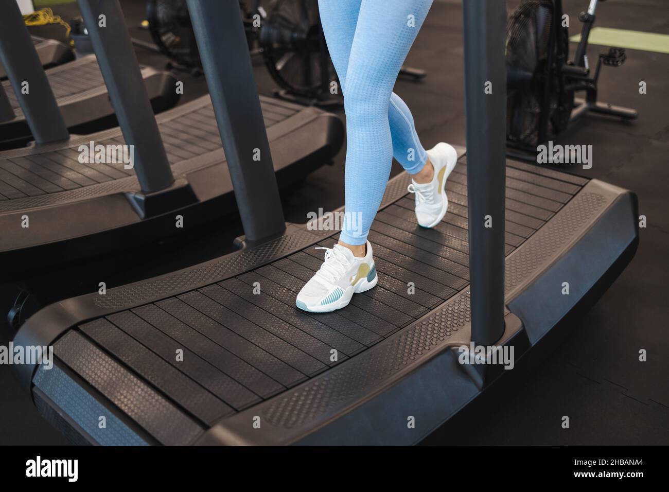 Donna gambe su tapis roulant meccanico Foto Stock