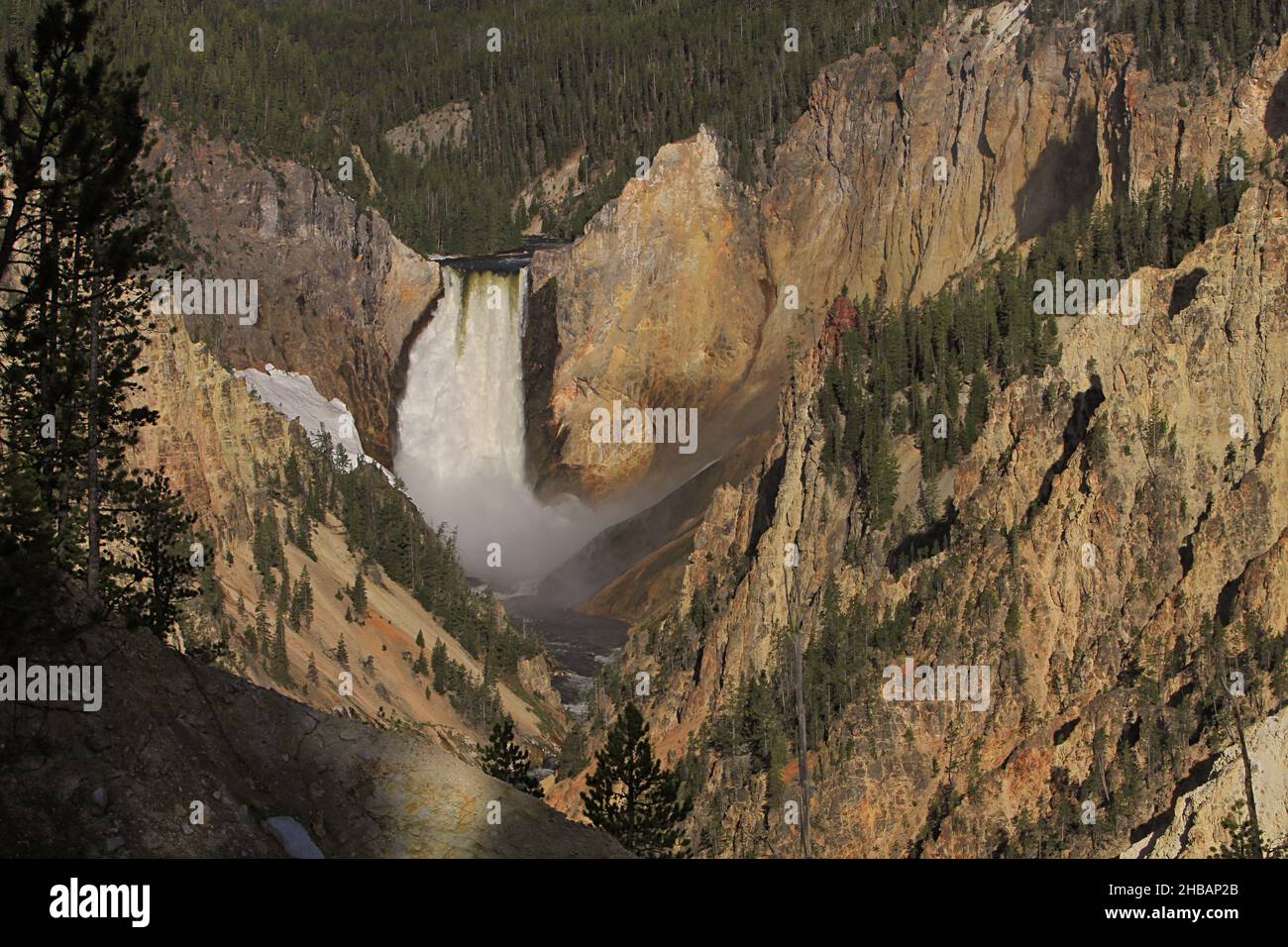 Cascate inferiori del fiume Yellowstone, parco nazionale di Yellowstone. Una versione unica e ottimizzata di un'immagine NPS, Credit: NPS/J.. Peaco Foto Stock