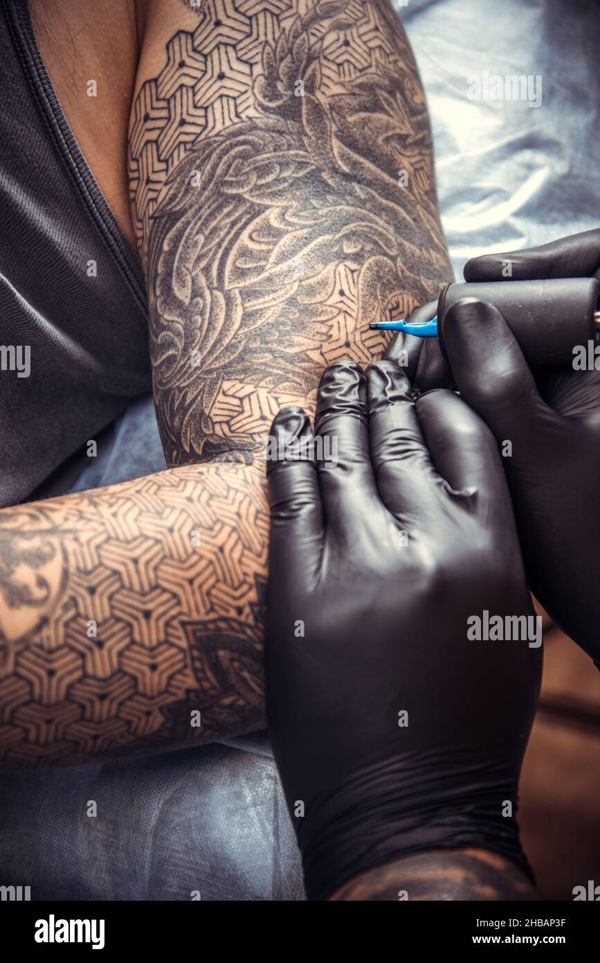 Tattoeer fa foto tatuaggio in salotto tatuaggio Foto Stock