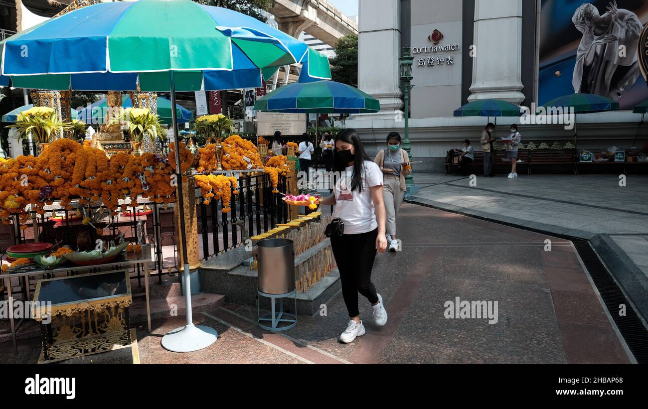 Il Santuario di Erawan aka il Santuario di Thao Maha Phrom Grand Hyatt Erawan Bangkok Thailandia Foto Stock