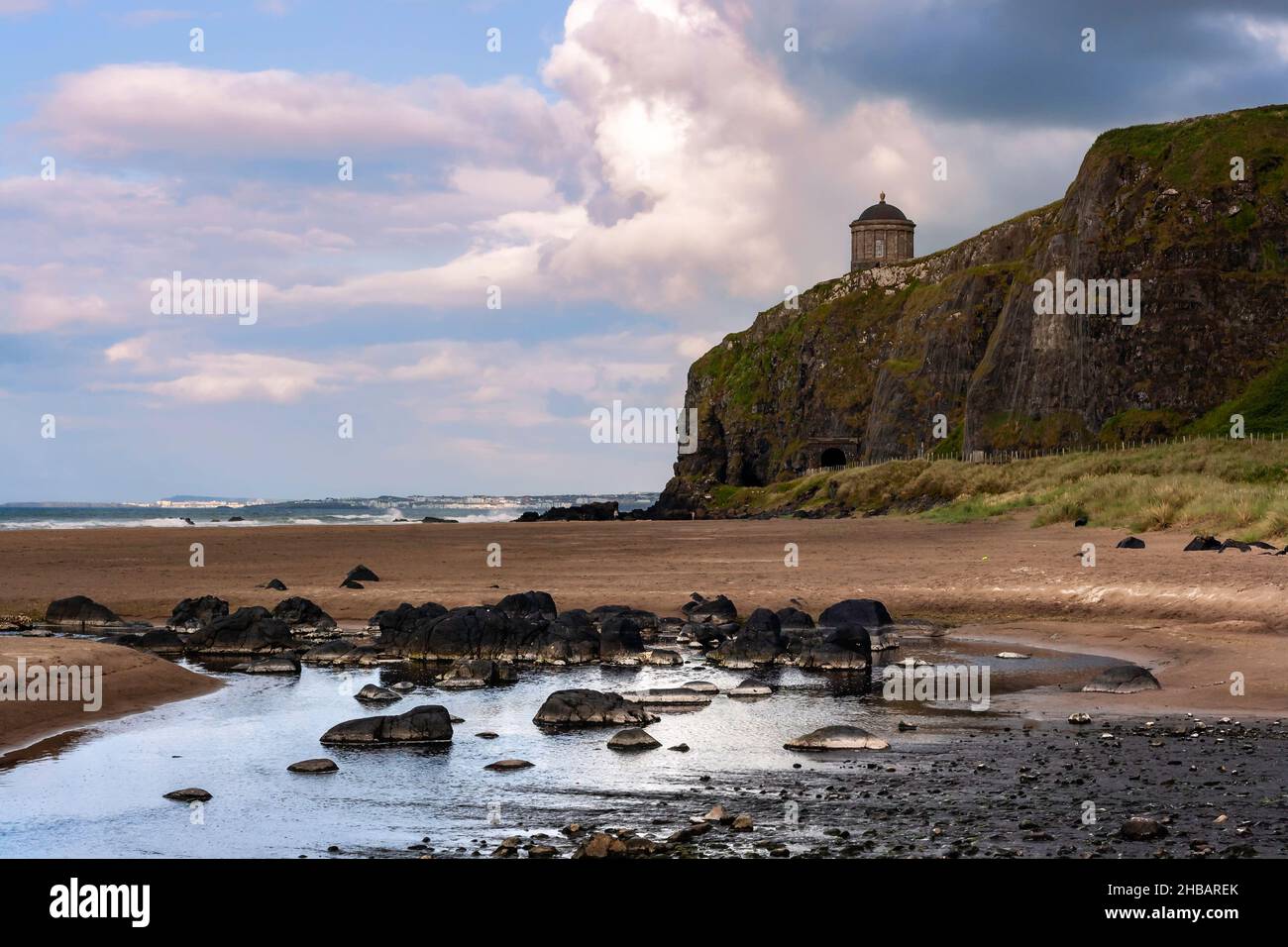 Spiaggia in discesa nel paese di Coleraine con il tempio di Mussenden in Irlanda del Nord Foto Stock