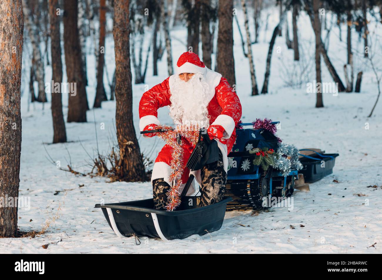 Babbo natale in motoslitta nella foresta invernale. Foto Stock