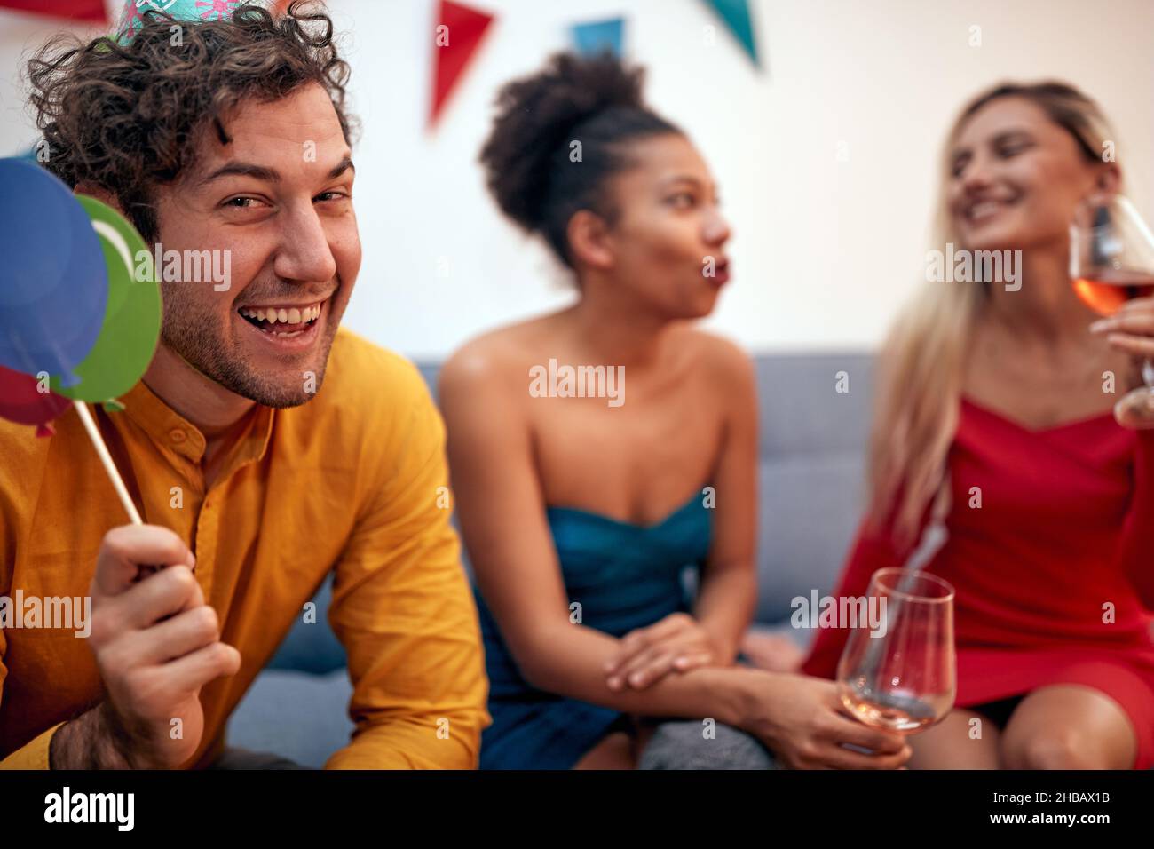 Un gruppo di amici festeggia la vigilia di Capodanno in un'atmosfera festosa a casa. Natale, Capodanno, festa, festa Foto Stock