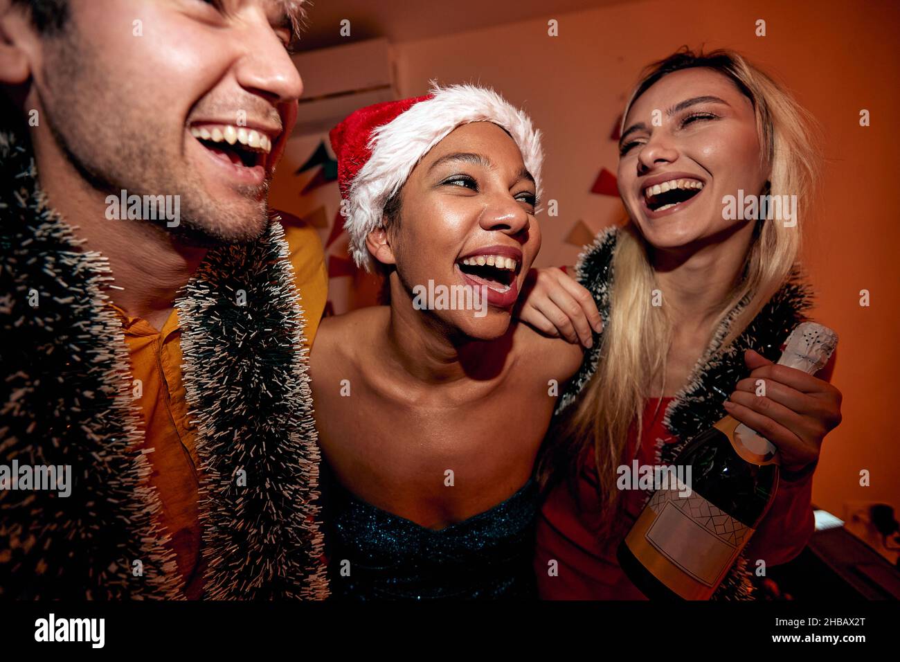 Gruppo di persone felici che festeggiano insieme a New Year Party Foto Stock