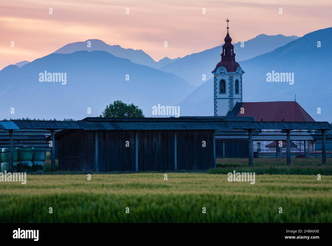 Vista della chiesa di san Simone e Giuda (Sveta Simona in Jude) al tramonto, Spodnji Brnik, Slovenia. Foto Stock