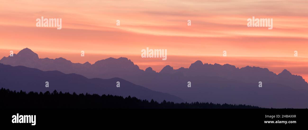 Vista panoramica del tramonto sulle Alpi Giulie della Slovenia. Questa immagine è una panoramica a 2 fotogrammi presa da un campo a Brnik vicino a LJU Foto Stock