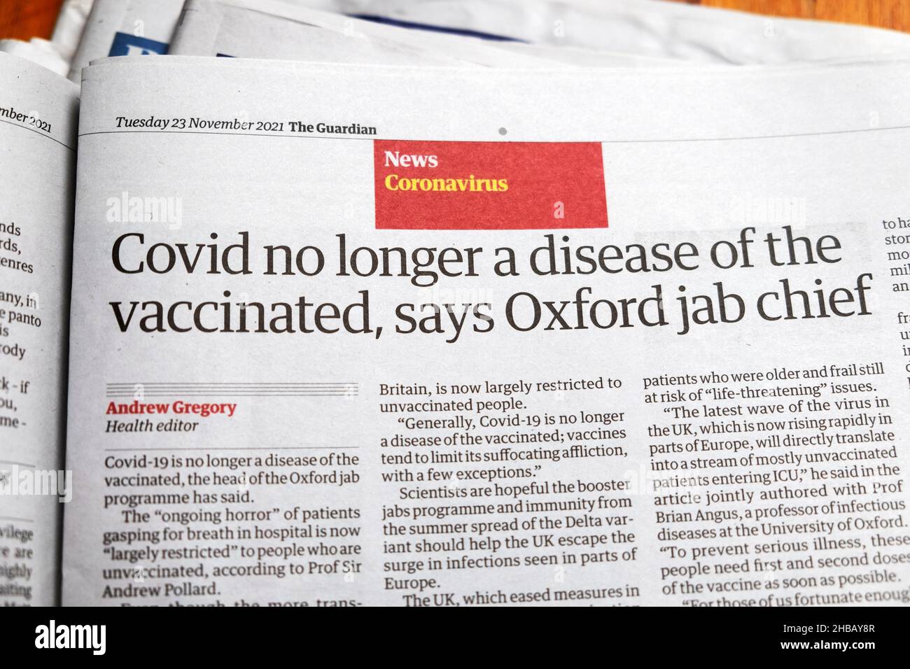 "Covid non è più una malattia dei vaccinati, dice Oxford Jab Chief" Guardian giornale titolo articolo clipping 23 novembre 2021 Londra Inghilterra UK Foto Stock