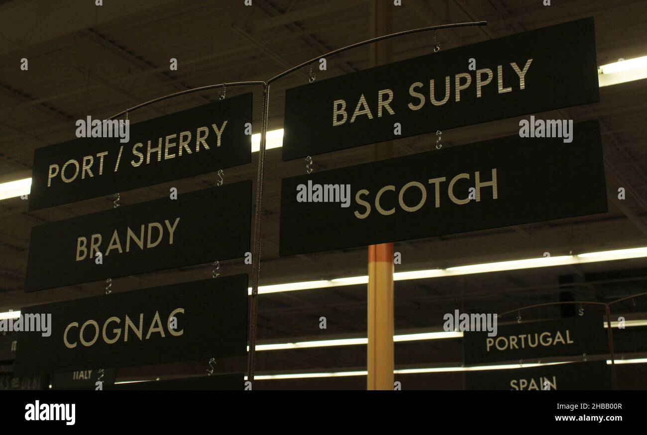 Bar Supply e scotch insegne all'interno del negozio di liquori Foto Stock