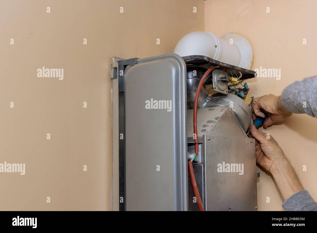 Manutenzione della caldaia a gas con idraulico al lavoro Foto Stock