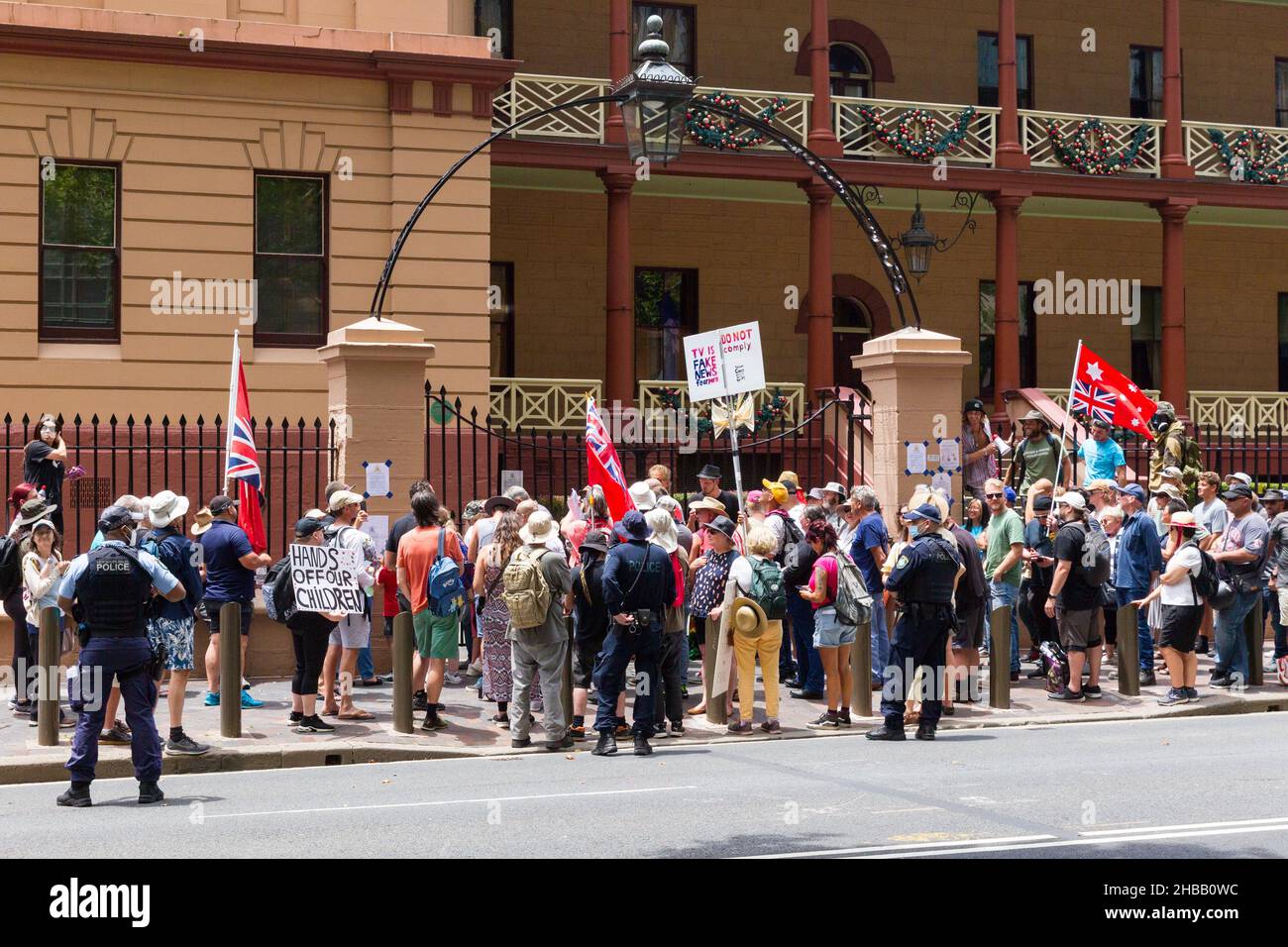 Sydney, Australia. 18 dicembre 2021. La protesta della 'Rivoluzione di velluto', ritenuta per dimostrare contro le restrizioni e le vaccinazioni COVID-19. I manifestanti hanno marciato da Hyde Park alla sede del Parlamento, alla Corte Suprema del NSW e alla Camera del Governo. Gli organizzatori della manifestazione hanno dichiarato il loro obiettivo di assumere il controllo del parlamento e del sistema giudiziario australiano. Nella foto: Manifestanti su Macquarie Street presso l'edificio del Parlamento del NSW. Credit: Robert Wallace / Wallace Media Network / Alamy Live News Foto Stock