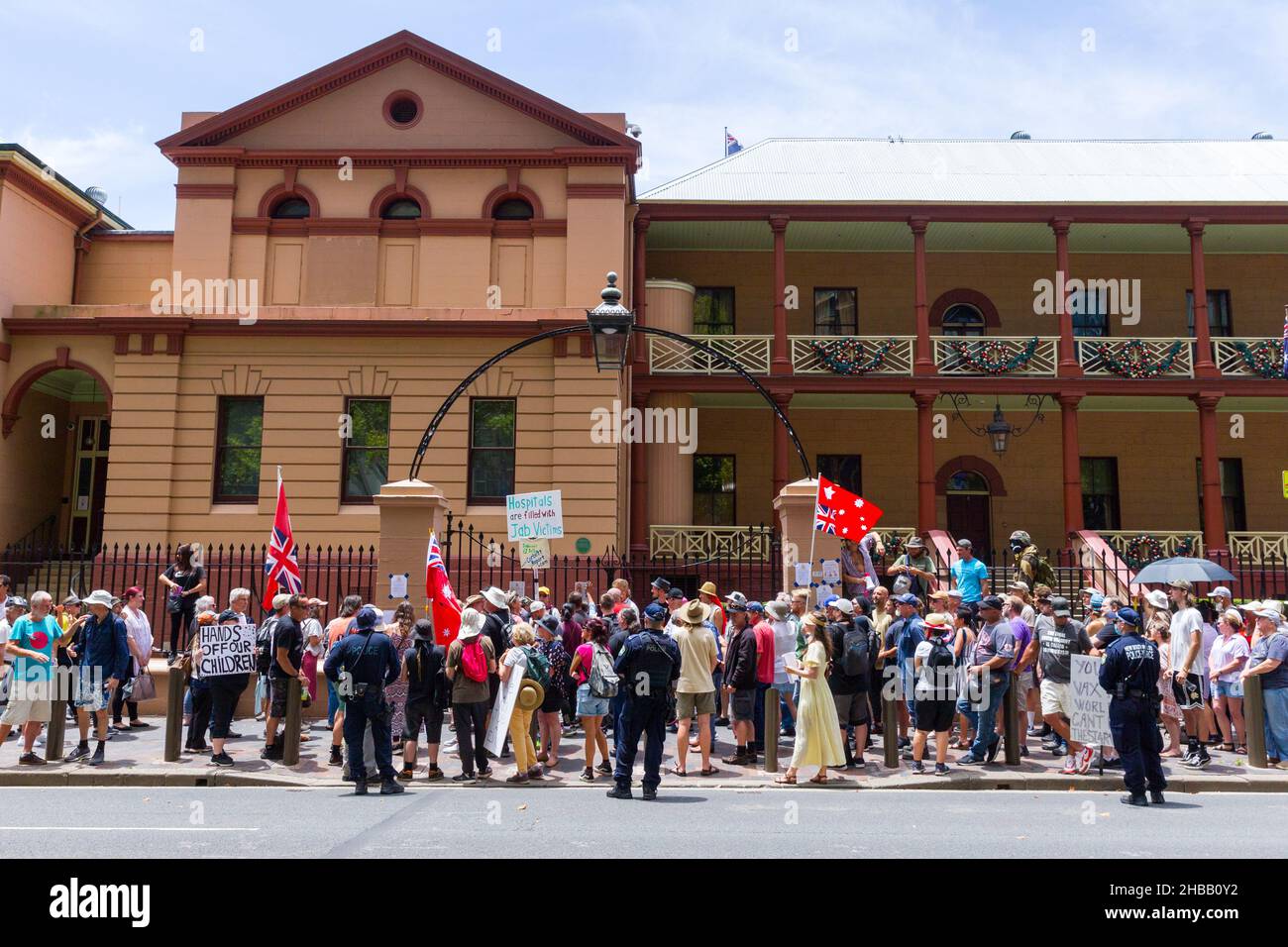 Sydney, Australia. 18 dicembre 2021. La protesta della 'Rivoluzione di velluto', ritenuta per dimostrare contro le restrizioni e le vaccinazioni COVID-19. I manifestanti hanno marciato da Hyde Park alla sede del Parlamento, alla Corte Suprema del NSW e alla Camera del Governo. Gli organizzatori della manifestazione hanno dichiarato il loro obiettivo di assumere il controllo del parlamento e del sistema giudiziario australiano. Nella foto: Manifestanti su Macquarie Street presso l'edificio del Parlamento del NSW. Credit: Robert Wallace / Wallace Media Network / Alamy Live News Foto Stock