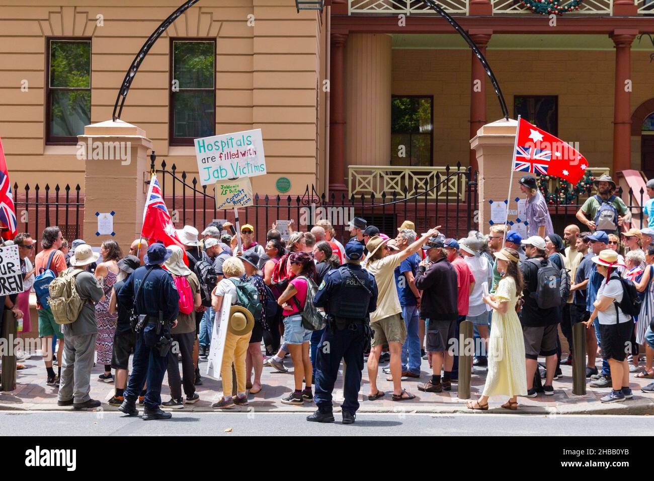 Sydney, Australia. 18 dicembre 2021. La protesta della 'Rivoluzione di velluto', ritenuta per dimostrare contro le restrizioni e le vaccinazioni COVID-19. I manifestanti hanno marciato da Hyde Park alla sede del Parlamento, alla Corte Suprema del NSW e alla Camera del Governo. Gli organizzatori della manifestazione hanno dichiarato il loro obiettivo di assumere il controllo del parlamento e del sistema giudiziario australiano. Nella foto: Manifestanti su Macquarie Street presso l'edificio del Parlamento del NSW. Credit: Robert Wallace / Wallace Media Network / Alamy Live News Foto Stock