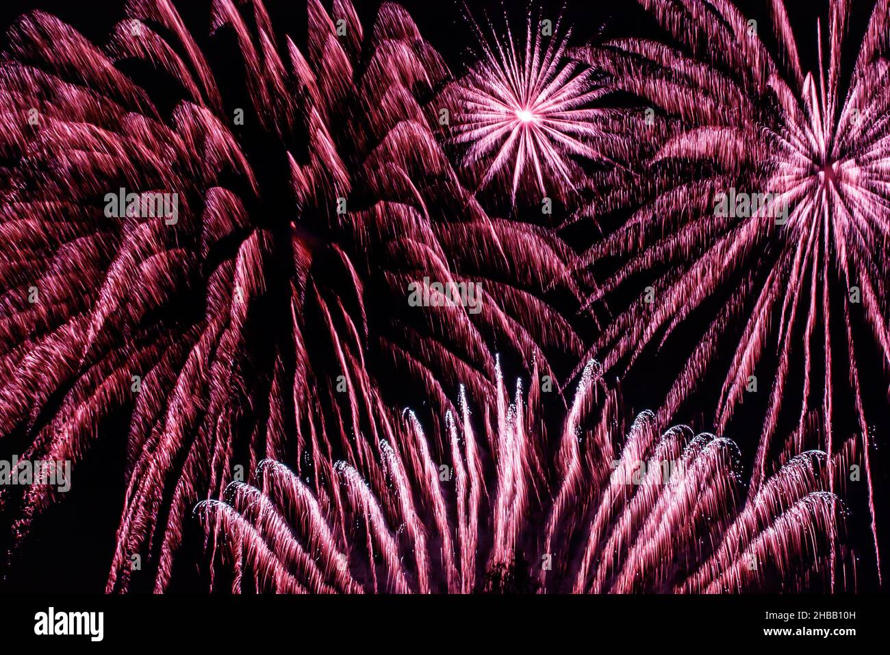 Luci colorate di fuochi d'artificio sullo sfondo del cielo di notte Foto Stock