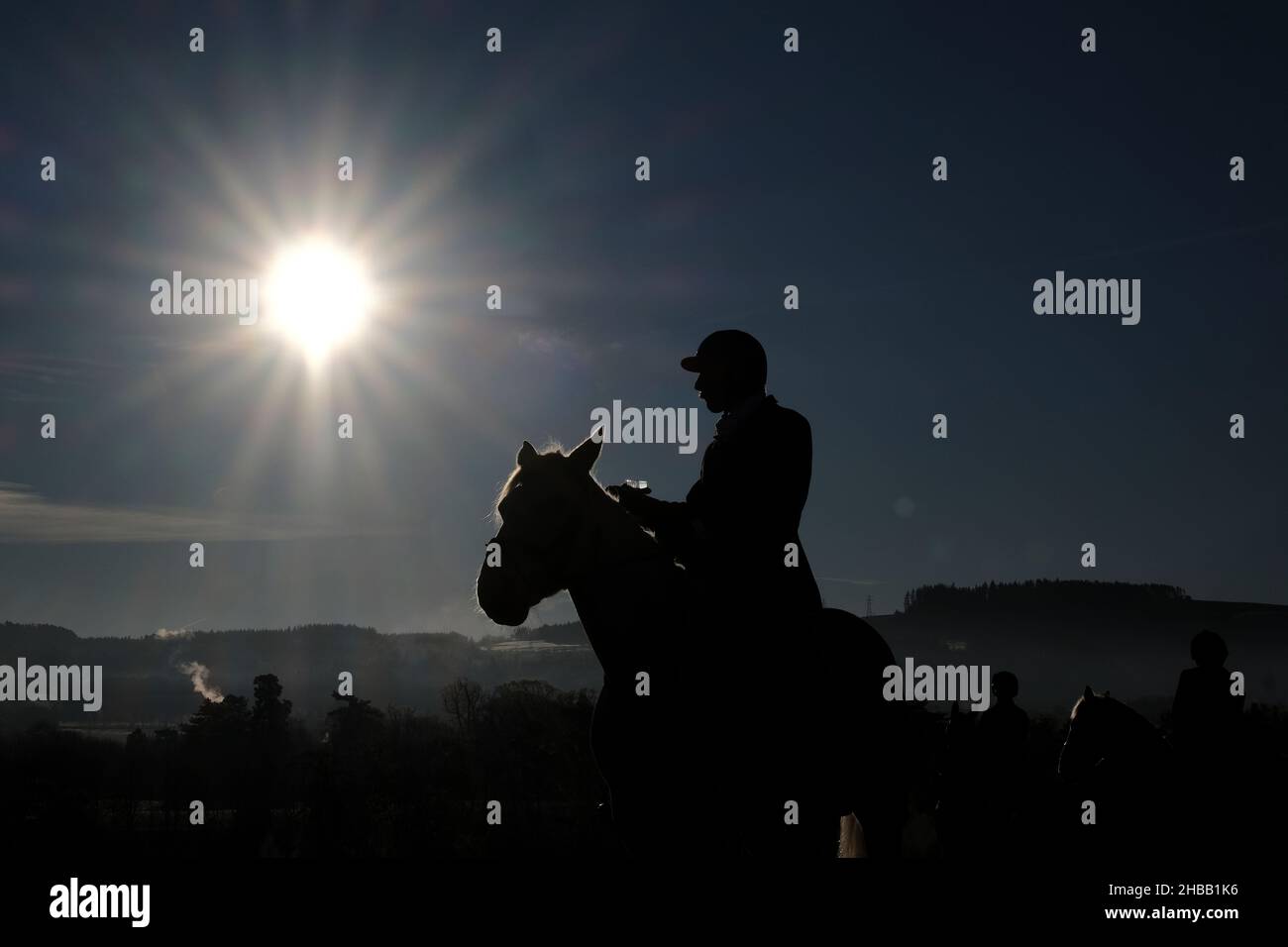 Melrose, Regno Unito. 18th dicembre 2021. Il Lauderdale Foxhounds si riunisce al Padiglione vicino a Melrose sabato 18 dicembre 2021. Lauderdale FH, Maestro e Huntsman, la sig.ra Claire Bellamy MFH ( credito: Rob Grey/Alamy Live News Foto Stock