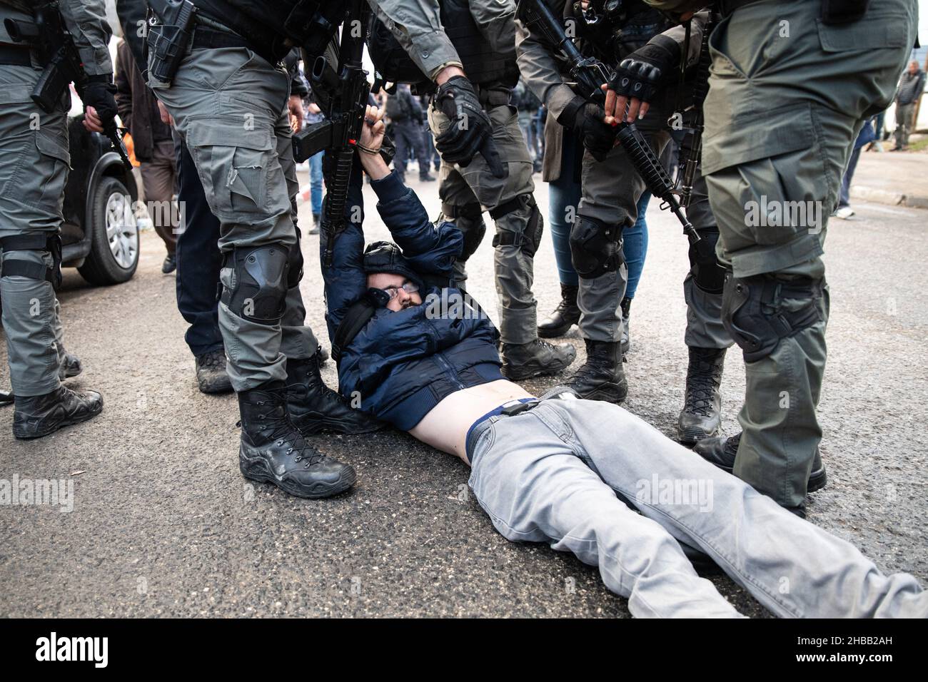 Gerusalemme, Israele. 17th Dic 2021. Nel quartiere Sheikh Jarrah di Gerusalemme, Israele, si sono verificati scontri con la polizia durante una protesta di solidarietà contro gli sfratti familiari il 17 dicembre 2021. (Foto di Matan Golan/Sipa USA) Credit: Sipa USA/Alamy Live News Foto Stock