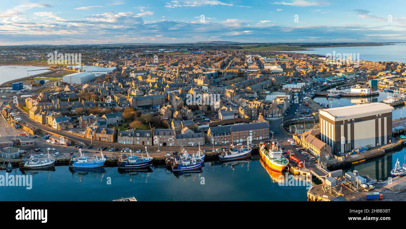 Vista aerea della città vecchia di Peterhead e del porto di pescatori di Aberdeenshire, Scozia, Regno Unito Foto Stock