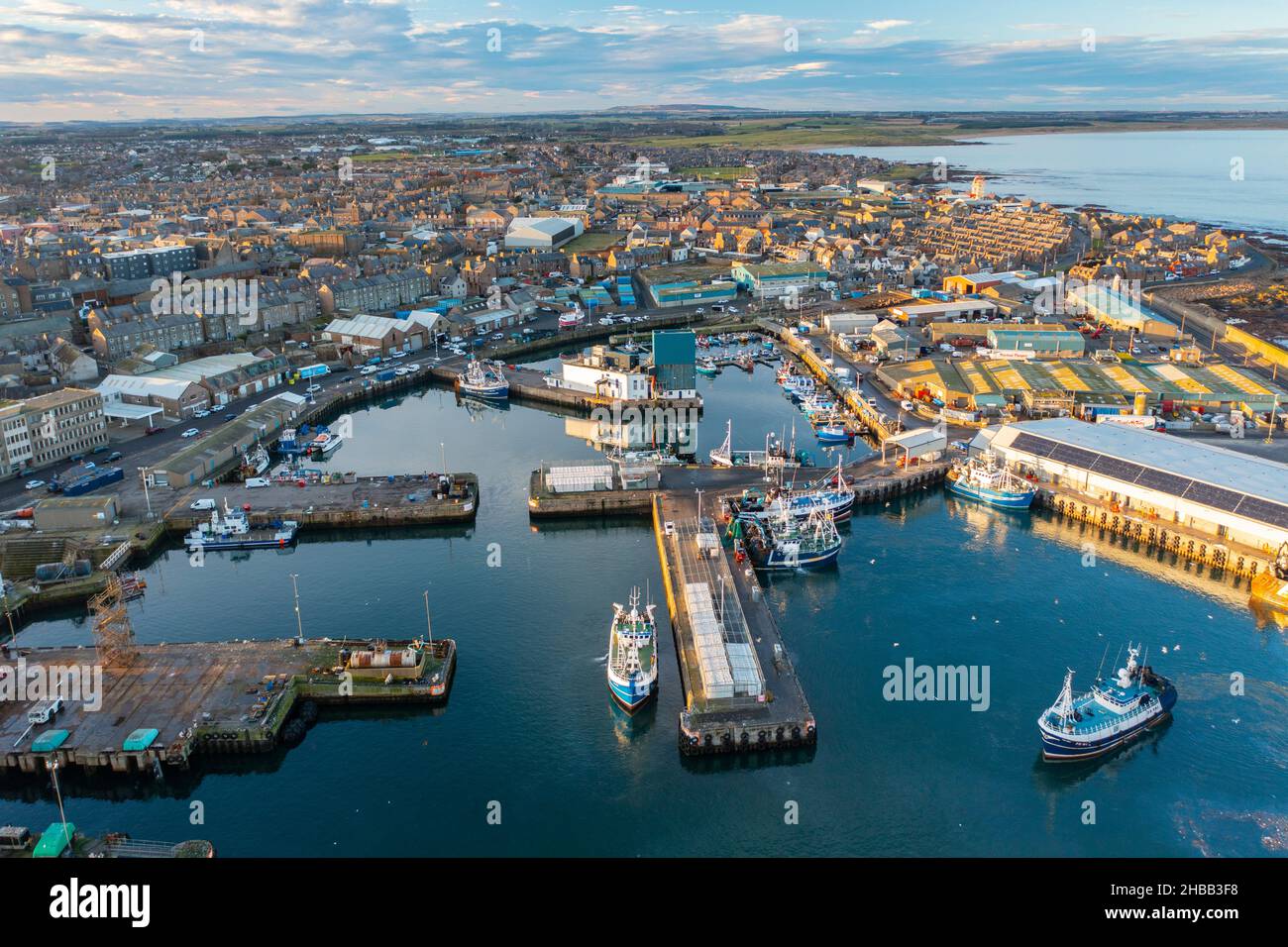 Vista aerea della città vecchia di Peterhead e del porto di pescatori di Aberdeenshire, Scozia, Regno Unito Foto Stock