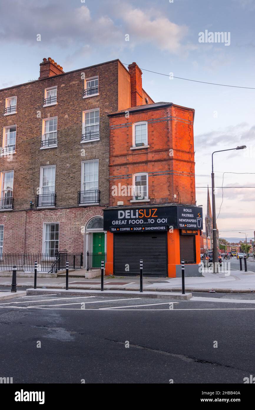 DUBLINO, IRLANDA - 25 luglio 2021: Un colpo verticale di vecchi edifici in via Dublino durante il tramonto Foto Stock