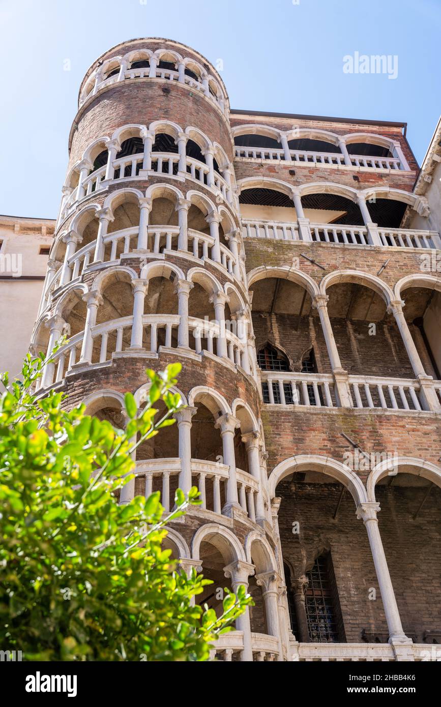 Campanile di San Marco dalla scalinata di Contarini del Bovolo. Venezia, Veneto, Italia. Foto Stock