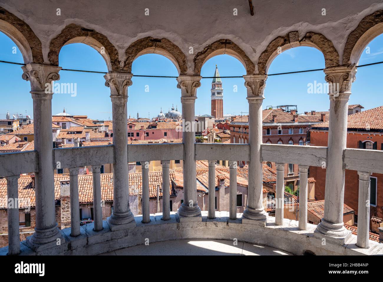 Campanile di San Marco dalla scalinata di Contarini del Bovolo. Venezia, Veneto, Italia. Foto Stock