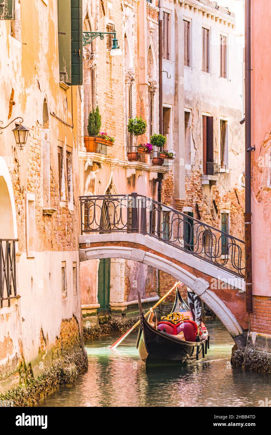 Canale stretto e Gondola a Venezia, Veneto, Italia Foto Stock