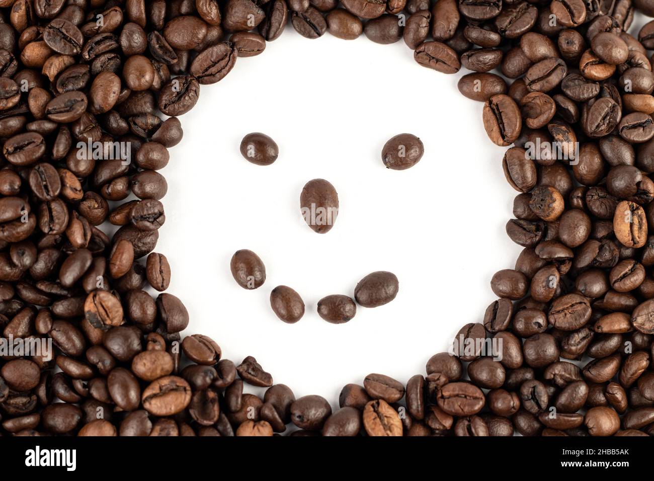 Smileys in chicchi di caffè, un messaggio allegro da chicchi di caffè. Foto Stock