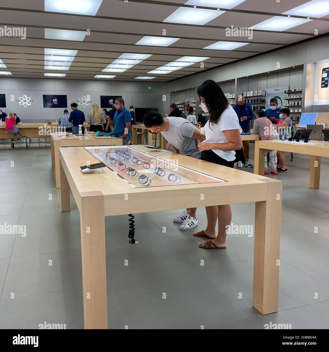 Orlando, FL USA - 20 settembre 2021: Clienti in un Apple Store che guarda una vetrina di orologi Apple. Foto Stock