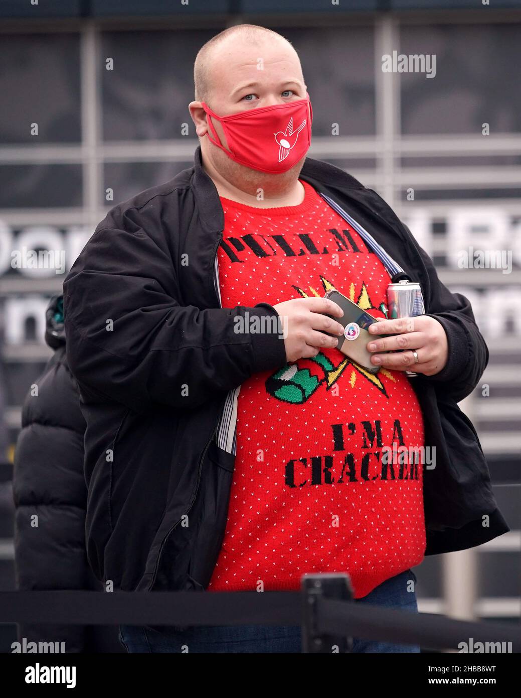 Un fan del Sutton United che indossa un jumper natalizio e una maschera durante la partita della Sky Bet League Two al VBS Community Stadium di Londra. Data foto: Sabato 18 dicembre 2021. Foto Stock