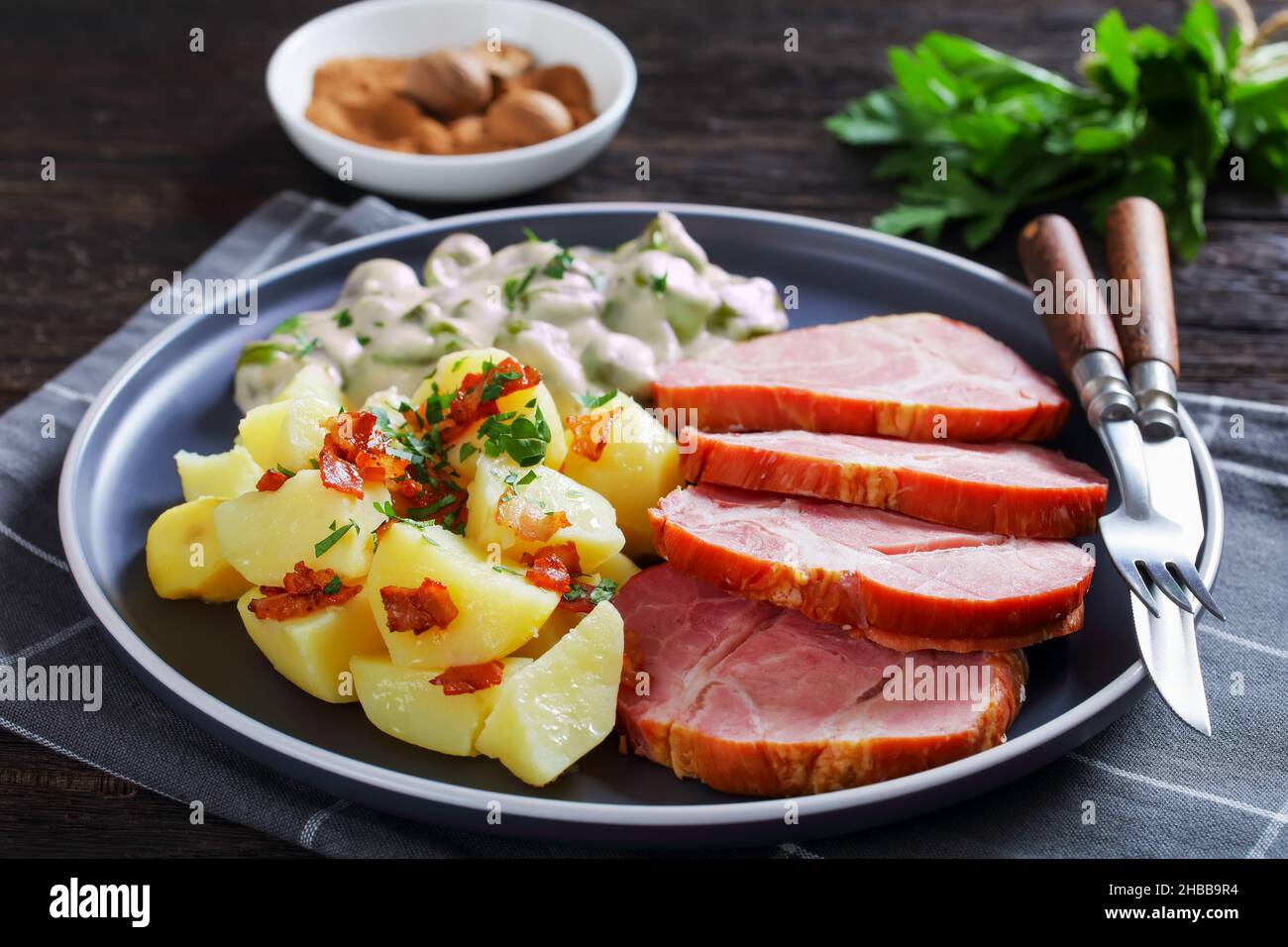 Judd Mat Gaardebounen, colletto affumicato di maiale con fagioli Fava giovani sbolliti cotti con salsa cremosa e patate bollite su un piatto, piatto nazionale di Foto Stock