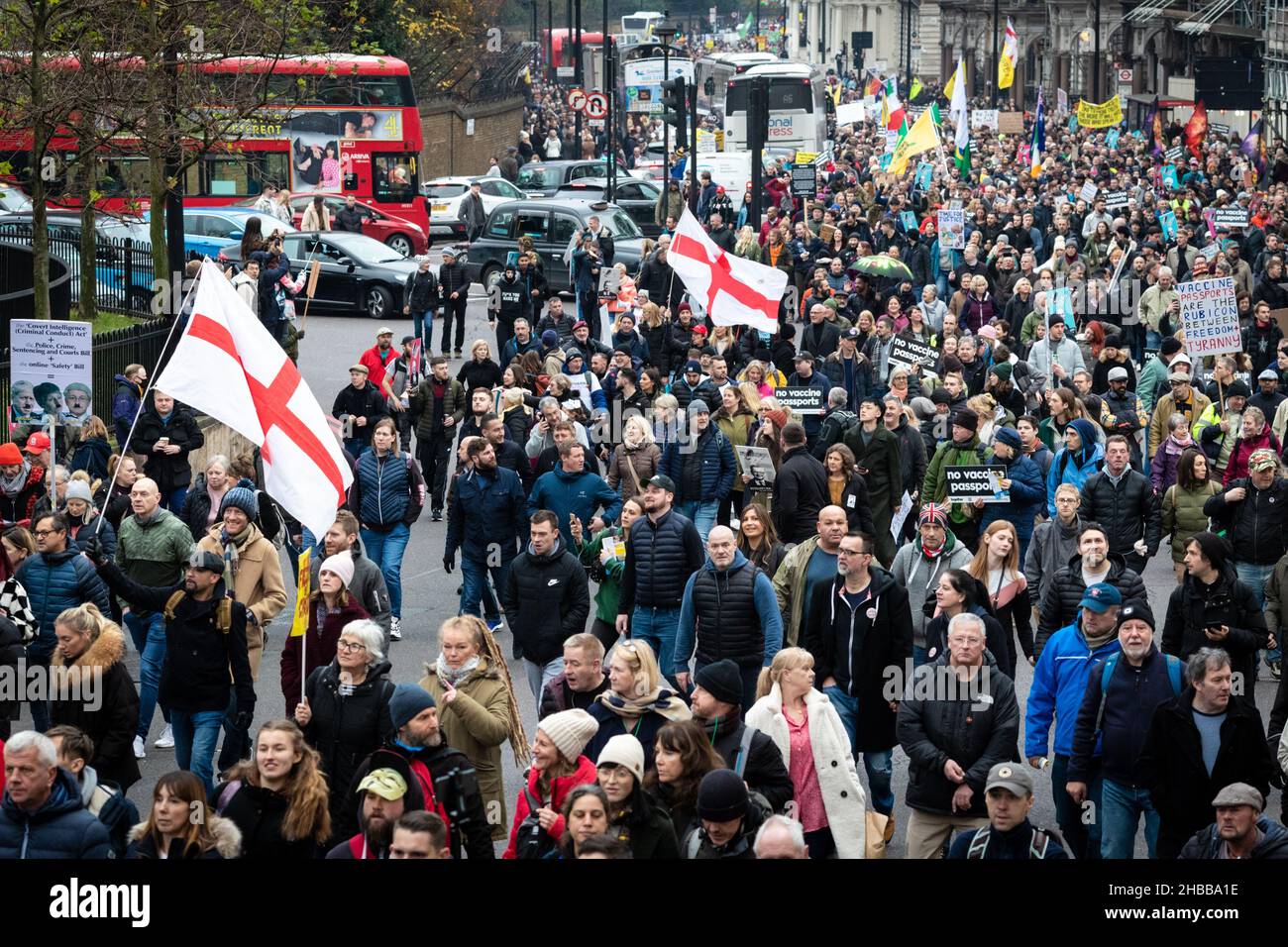 Londra, Regno Unito. 18th Dic 2021. I manifestanti marciano attraverso la città. Migliaia di persone vengono a protestare contro le ultime COVID19 restrizioni. I manifestanti si uniscono per la libertà e marciano attraverso la città per dimostrare al governo che non hanno fiducia nella loro leadership. Credit: Andy Barton/Alamy Live News Foto Stock