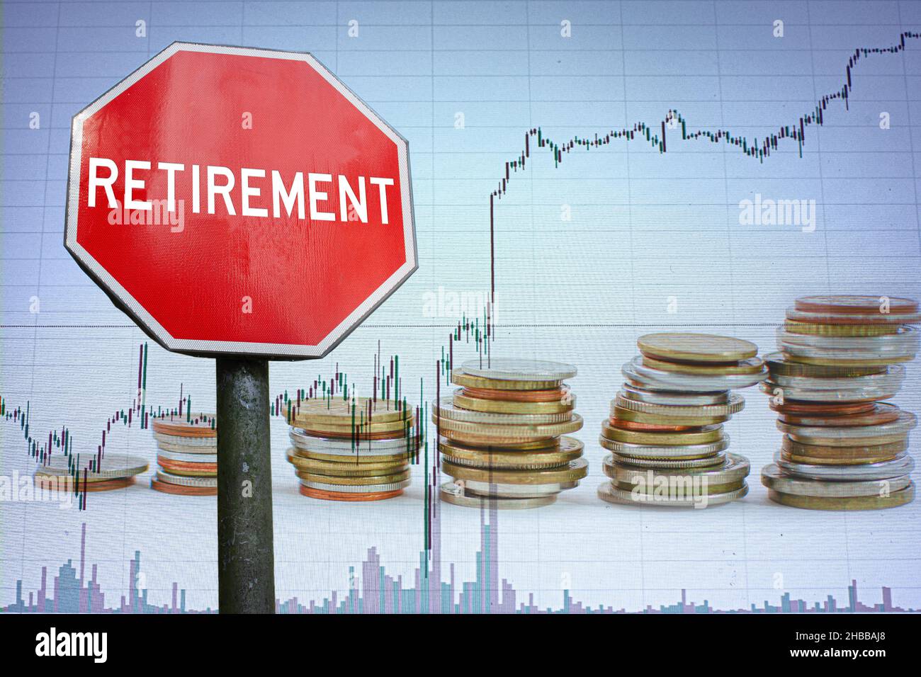 Concetto di crescita pensionistica. Cartello stradale di pensionamento su sfondo economico con grafico e monete. Foto Stock