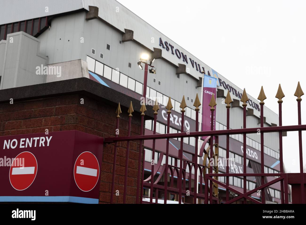 Birmingham, Inghilterra, 18th dicembre 2021. Un segno di no ingresso fuori da Villa Park dopo che la partita è stata rinviata a causa di una quantità aumentata di risultati positivi di test Covid-19 nella squadra di Aston Villa. Durante la partita della Premier League a Villa Park, Birmingham. Il credito dovrebbe essere: Darren Staples / Sportimage Foto Stock