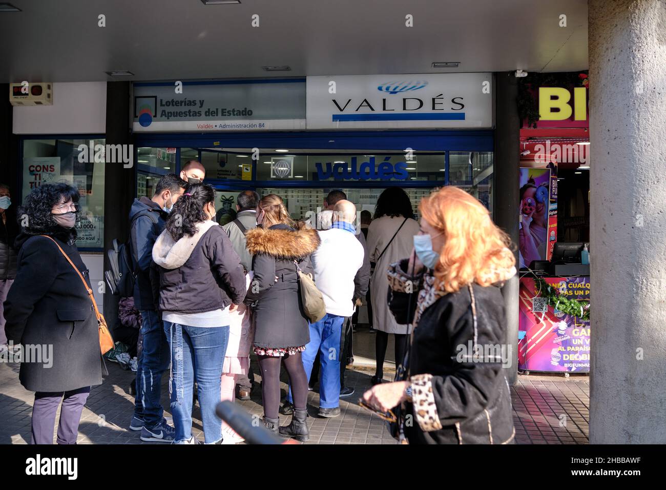 Barcellona, Spagna - Dicembre 10 2021: Persone che acquistano biglietti per la lotteria Foto Stock