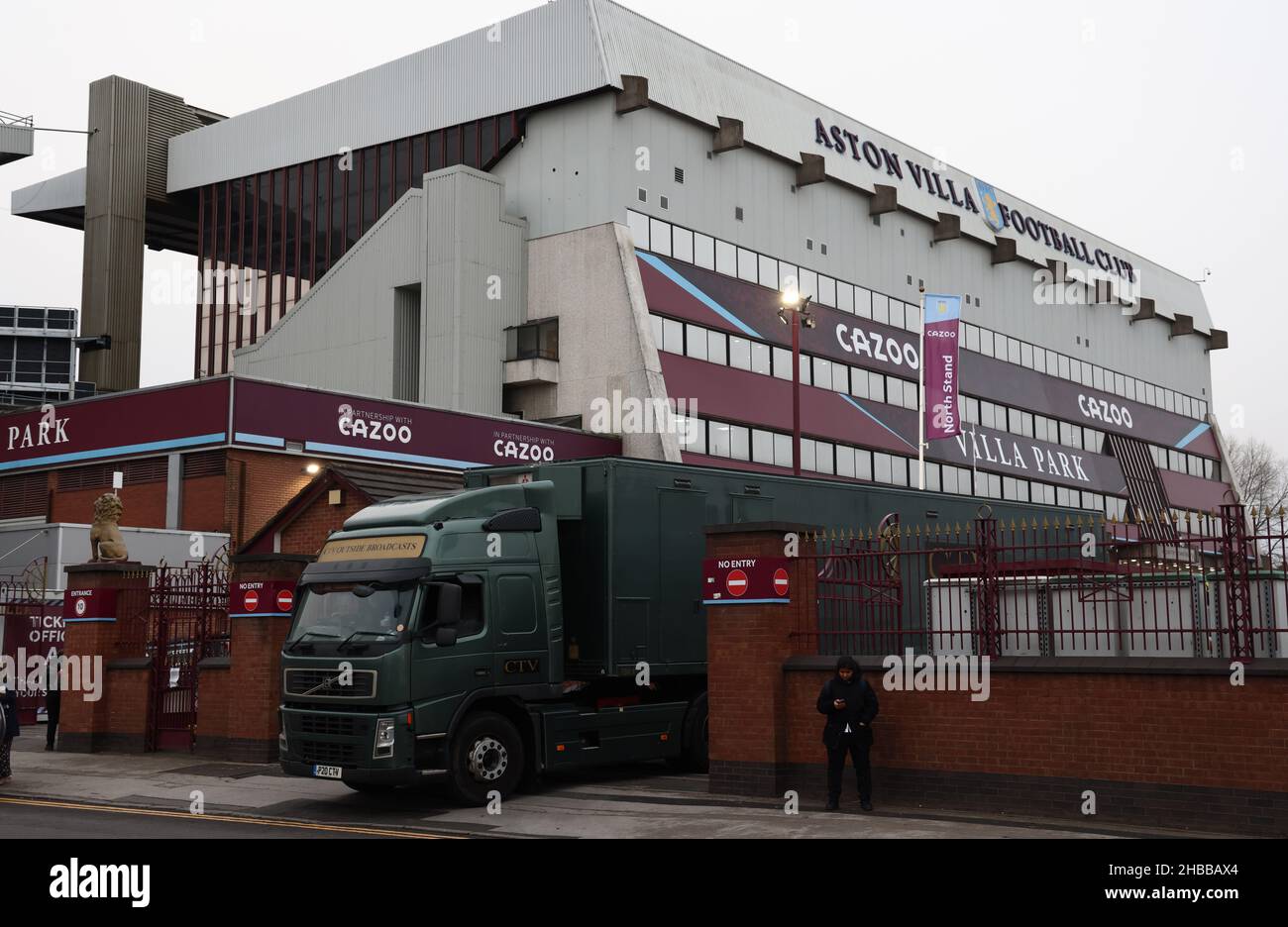 Birmingham, Inghilterra, 18th dicembre 2021. Un camion di un'emittente televisiva è scacciato fuori dal suolo dopo che la partita è stata rinviata a causa di una maggiore quantità di risultati positivi di test Covid-19 nella squadra di Aston Villa. Durante la partita della Premier League a Villa Park, Birmingham. Il credito dovrebbe essere: Darren Staples / Sportimage Foto Stock