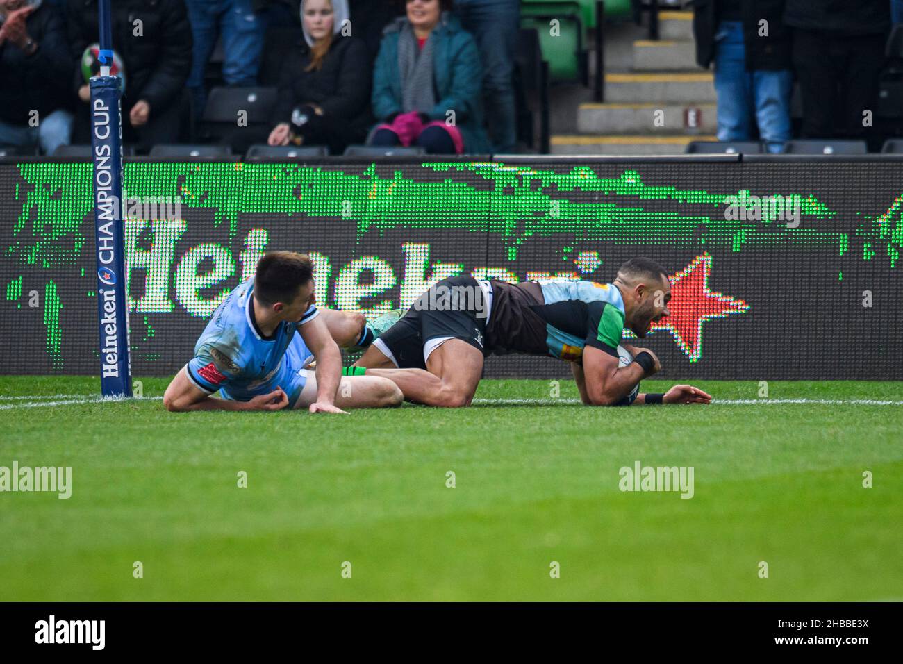 Londra, Regno Unito. 18th, dic 2021. Joe Marchant of Harlequins fa una prova durante il round 2 della Heineken Champions Cup Match tra Harlequins vs Cardiff Rugby allo Stoop Stadium di sabato 18 dicembre 2021. LONDRA INGHILTERRA. Credit: Taka G Wu/Alamy Live News Foto Stock