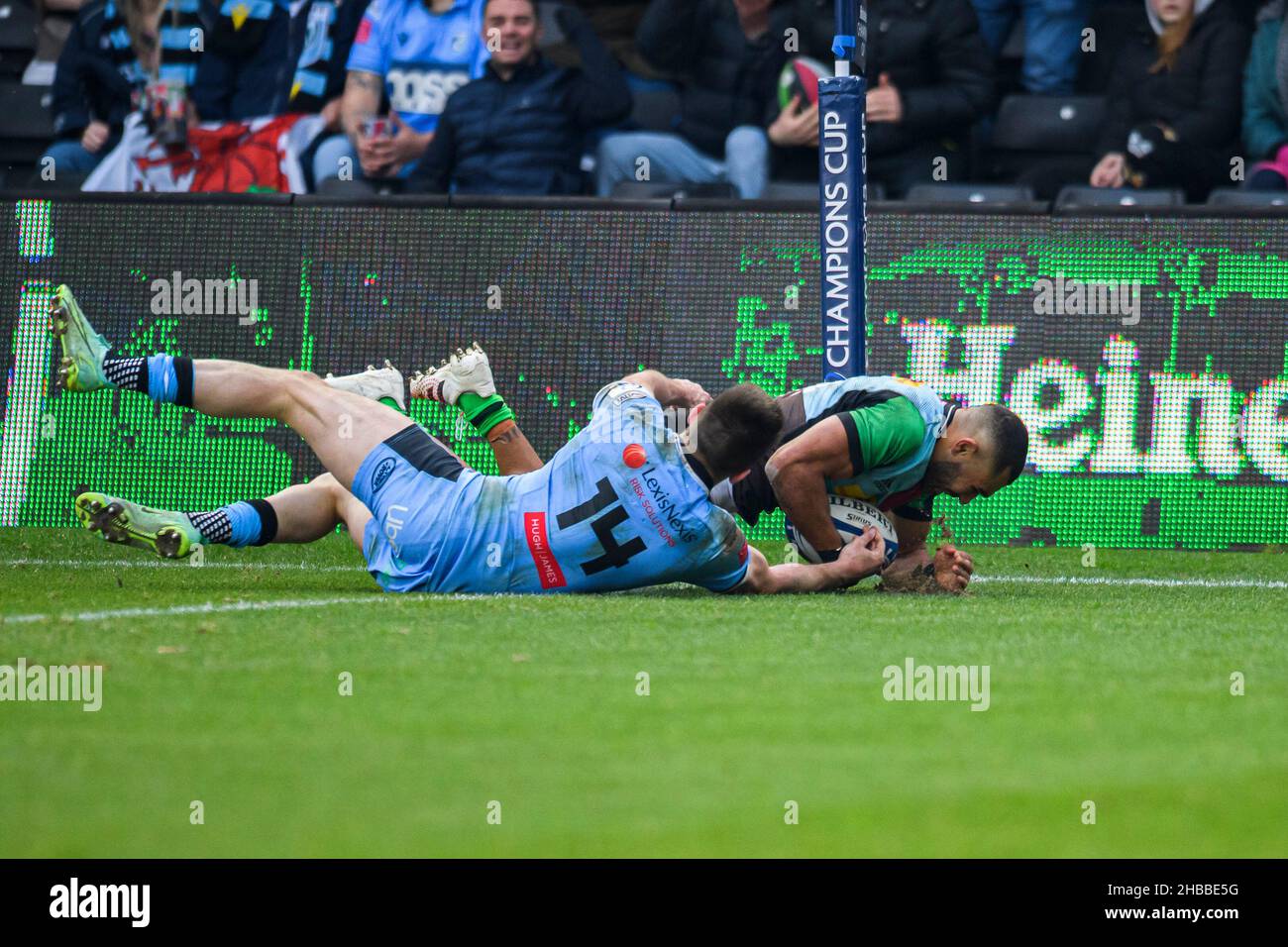Londra, Regno Unito. 18th, dic 2021. Joe Marchant of Harlequins fa una prova durante il round 2 della Heineken Champions Cup Match tra Harlequins vs Cardiff Rugby allo Stoop Stadium di sabato 18 dicembre 2021. LONDRA INGHILTERRA. Credit: Taka G Wu/Alamy Live News Foto Stock