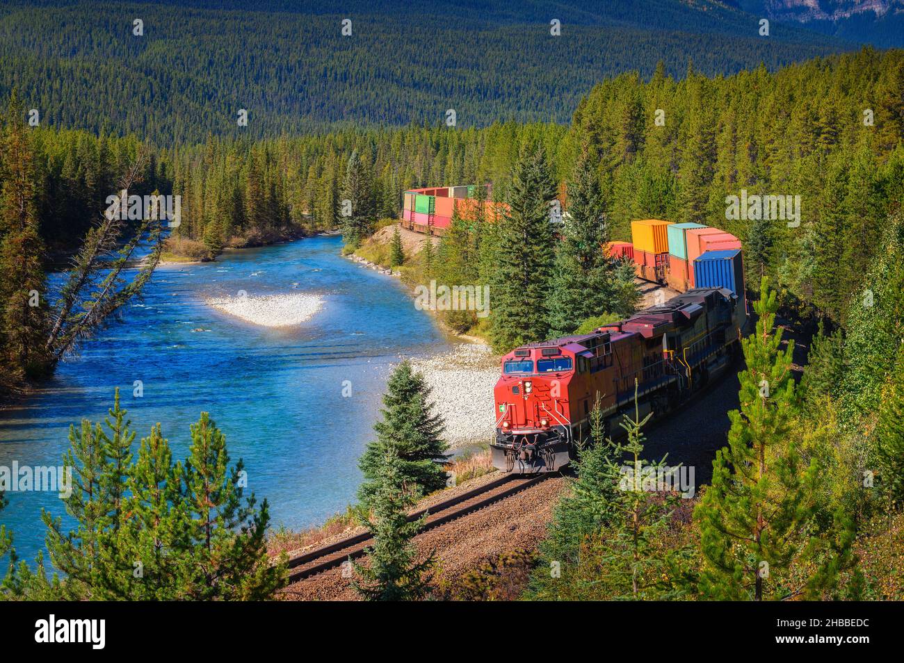Treno che passa attraverso la curva di Morant nella valle di Bow, Canada Foto Stock