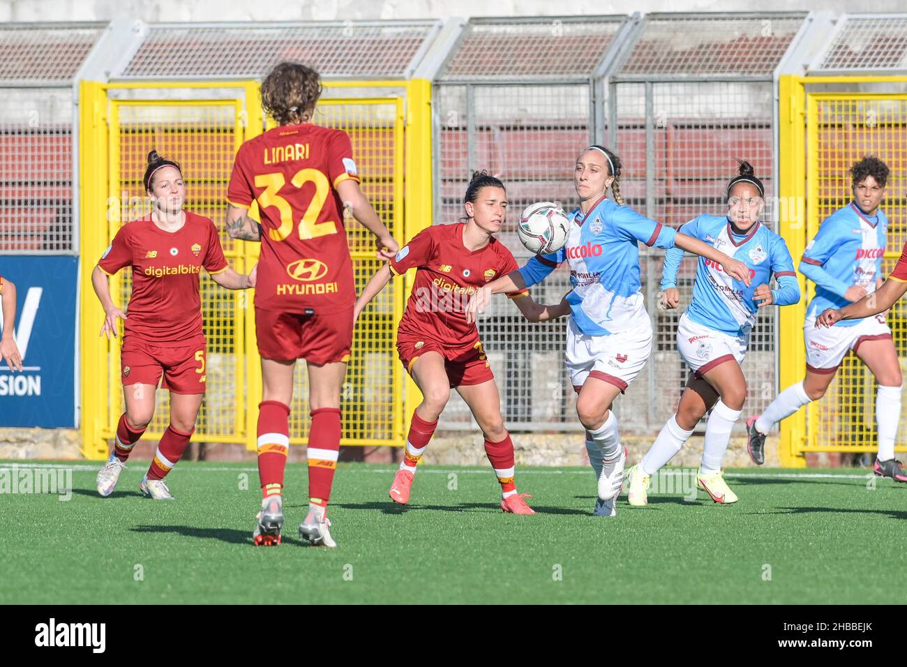 Deborah Salvatori Rinaldi (9) Pomigliano Calcio Femminile controlla la palla durante il Campionato Italiano Calcio Coppa Italia Donna 2021/2022 tra Pomigliano Femminile vs Roma Femminile il 18 dicembre 2021 allo Stadio Ugo Gobbato di Pomigliano Italia Foto Stock