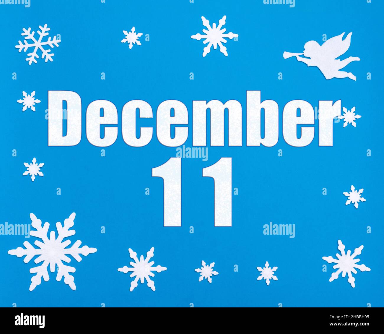 Dicembre 11th. Sfondo blu d'inverno con fiocchi di neve, angelo e una data di calendario. Giorno 11 del mese. Mese invernale, giorno dell'anno concetto. Foto Stock