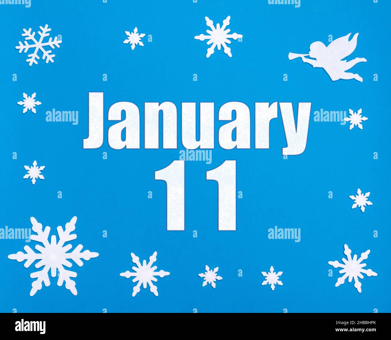 Gennaio 11th. Sfondo blu d'inverno con fiocchi di neve, angelo e una data di calendario. Giorno 11 del mese. Mese invernale, giorno dell'anno concetto. Foto Stock