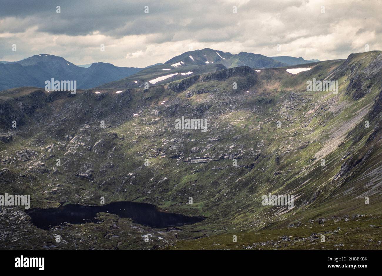 Archivio immagine, 1990: Scottish Highlands scenario con montagne lochan. Scansione da 35mm lucidi Foto Stock