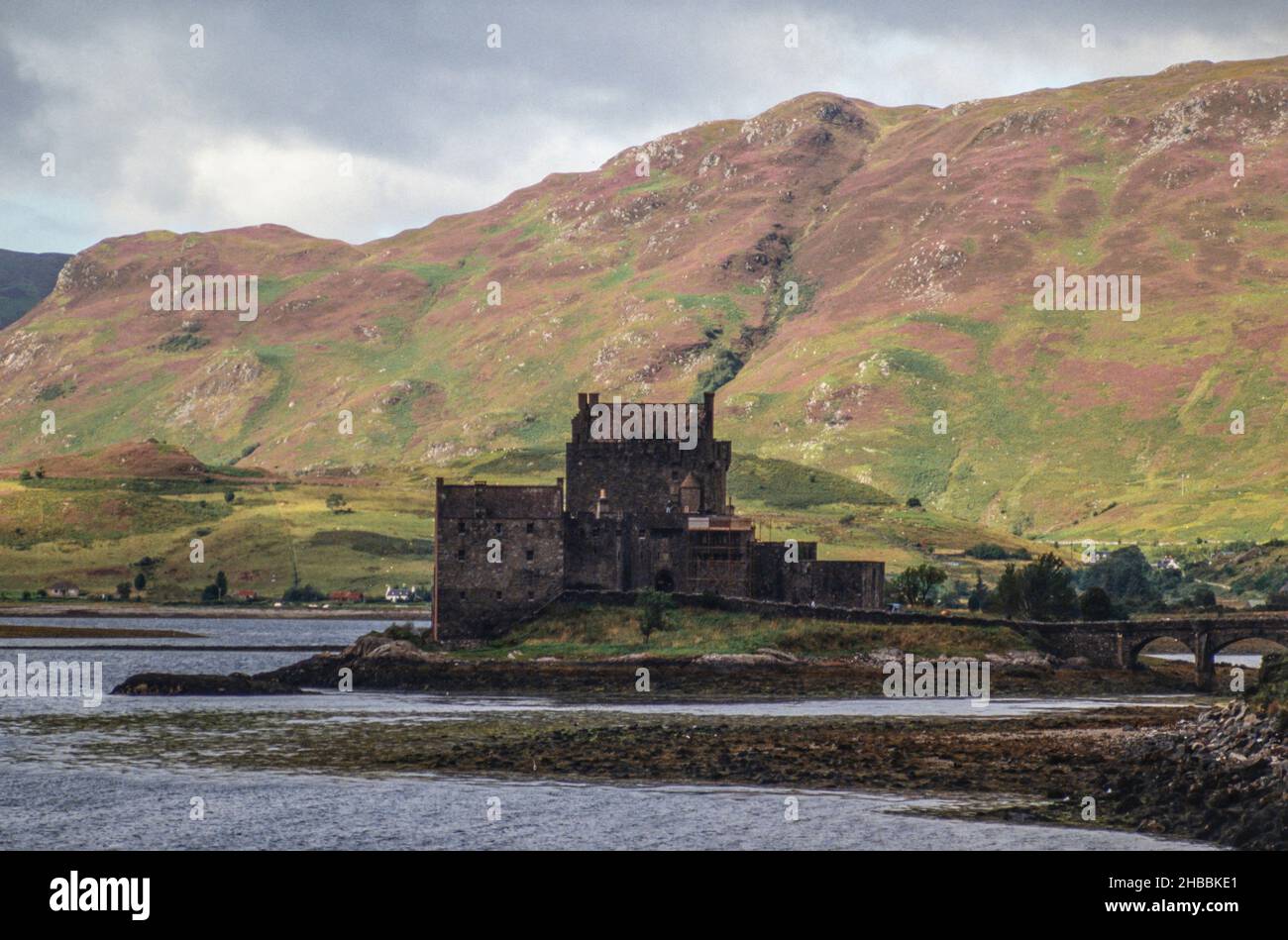 Immagine di archivio (scannerizzata dalla trasparenza) del castello di Eilean Donan sul Loch Duich, Highlands occidentali della Scozia, 1990 Foto Stock