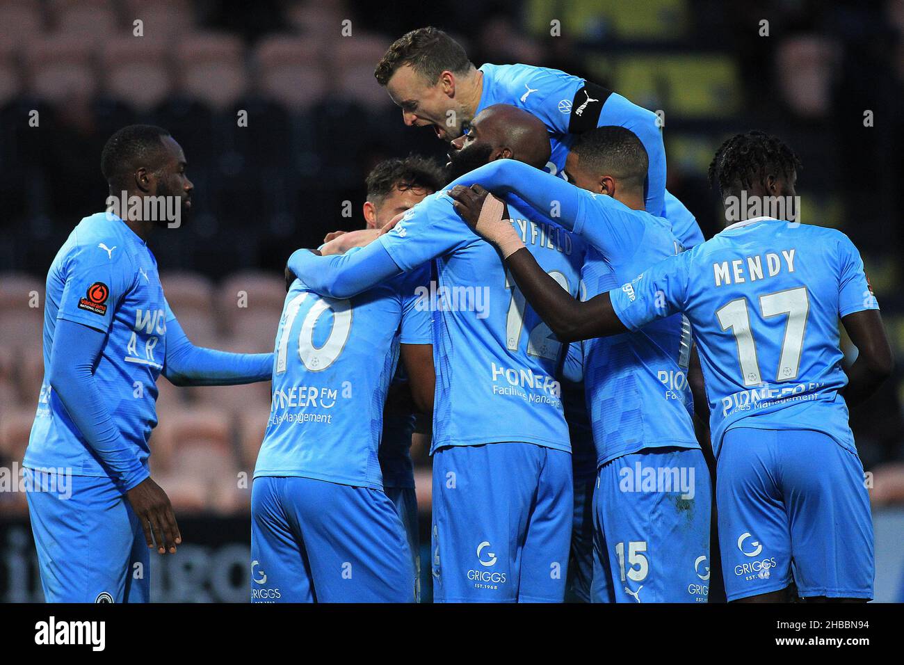 Londra, Regno Unito. 18th Dic 2021. Tyrone Marsh di Boreham Wood (nascosto) festeggia con i compagni di squadra dopo aver segnato il secondo gol.fa Trophy, partita a 3rd, Barnet vs Boreham Wood all'Hive Stadium di Londra sabato 18th dicembre 2021. Questa immagine può essere utilizzata solo per scopi editoriali. Solo per uso editoriale, licenza richiesta per uso commerciale. Nessun uso in scommesse, giochi o un singolo club/campionato/player pubblicazioni. pic di Steffan Bowen/Andrew Orchard sport fotografia/Alamy Live news credito: Andrew Orchard sport fotografia/Alamy Live News Foto Stock