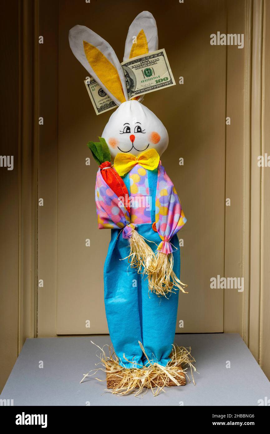 Coniglio felice imbottito con 1 banconote da cento dollari tra le orecchie, Foto Stock