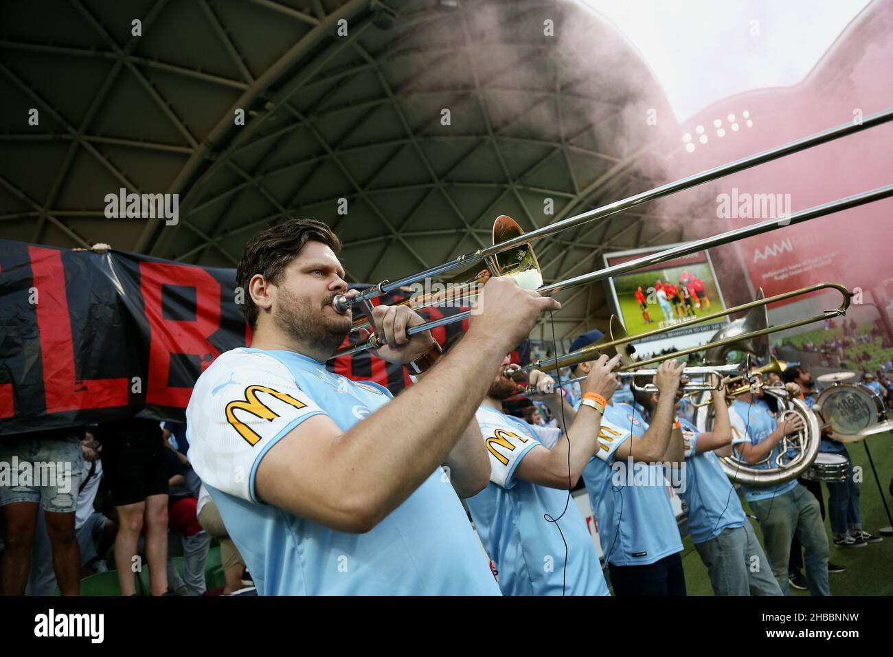 Melbourne, Australia, 18 dicembre 2021. La Melbourne City Band suona prima della partita durante il round 5 Della Partita di calcio A-League tra il Melbourne City FC e la Melbourne Victory all'AAMI Park il 18 dicembre 2021 a Melbourne, Australia. Credit: Dave Hewison/Speed Media/Alamy Live News Foto Stock