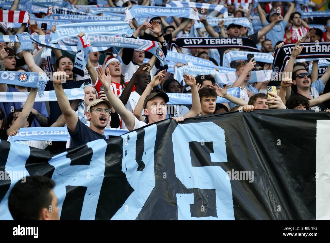 Melbourne, Australia, 18 dicembre 2021. I tifosi di Melbourne cantano e tengono in mano le sciarpe di squadra durante il round 5 Della partita di calcio A-League tra il Melbourne City FC e la Melbourne Victory all'AAMI Park il 18 dicembre 2021 a Melbourne, Australia. Credit: Dave Hewison/Speed Media/Alamy Live News Foto Stock