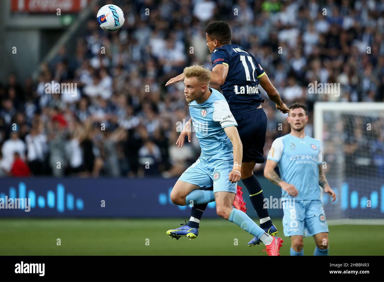 Melbourne, Australia, 18 dicembre 2021. Ben Folami della Melbourne Victory testa la palla davanti a Nathaniel Atkinson del Melbourne City FC durante il round 5 Della partita di calcio A-League tra il Melbourne City FC e la Melbourne Victory all'AAMI Park il 18 dicembre 2021 a Melbourne, Australia. Credit: Dave Hewison/Speed Media/Alamy Live News Foto Stock