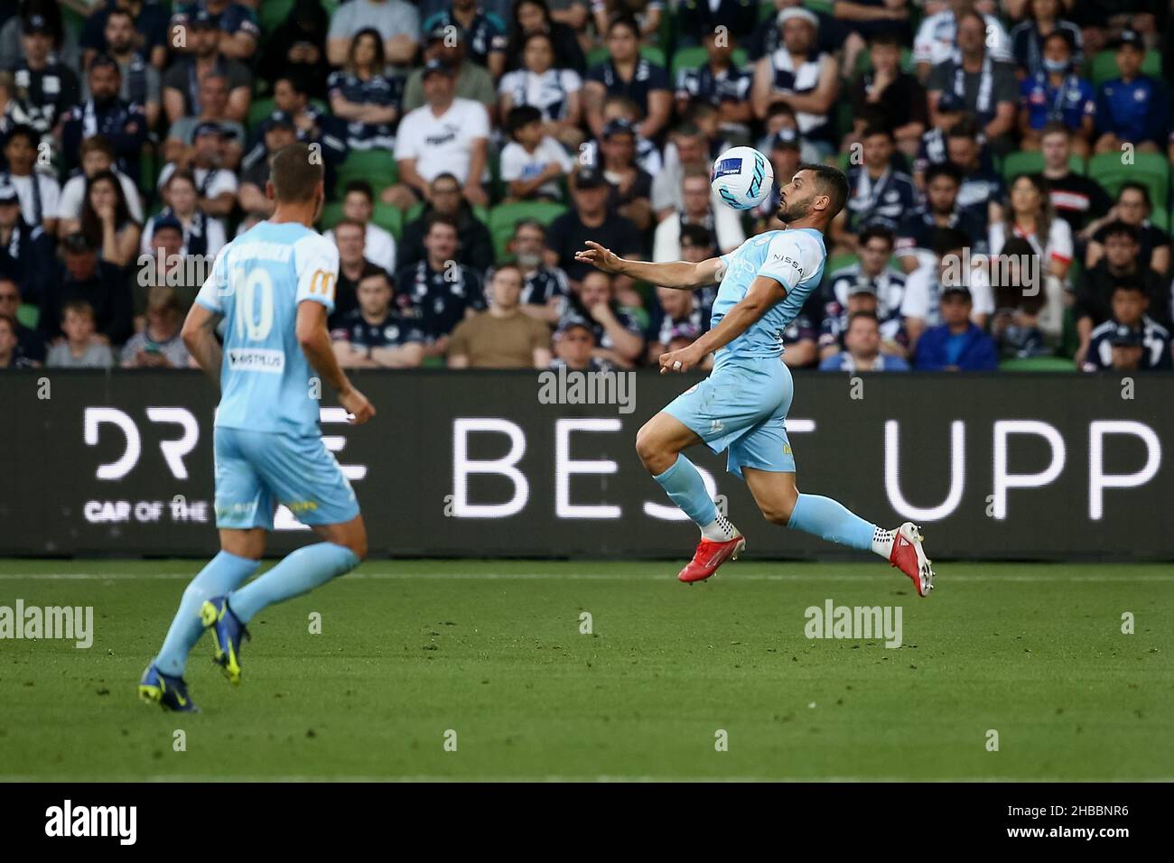 Melbourne, Australia, 18 dicembre 2021. Andrew Nabbout del Melbourne City FC testa la palla durante il round 5 Della partita di calcio A-League tra il Melbourne City FC e la Melbourne Victory all'AAMI Park il 18 dicembre 2021 a Melbourne, Australia. Credit: Dave Hewison/Speed Media/Alamy Live News Foto Stock