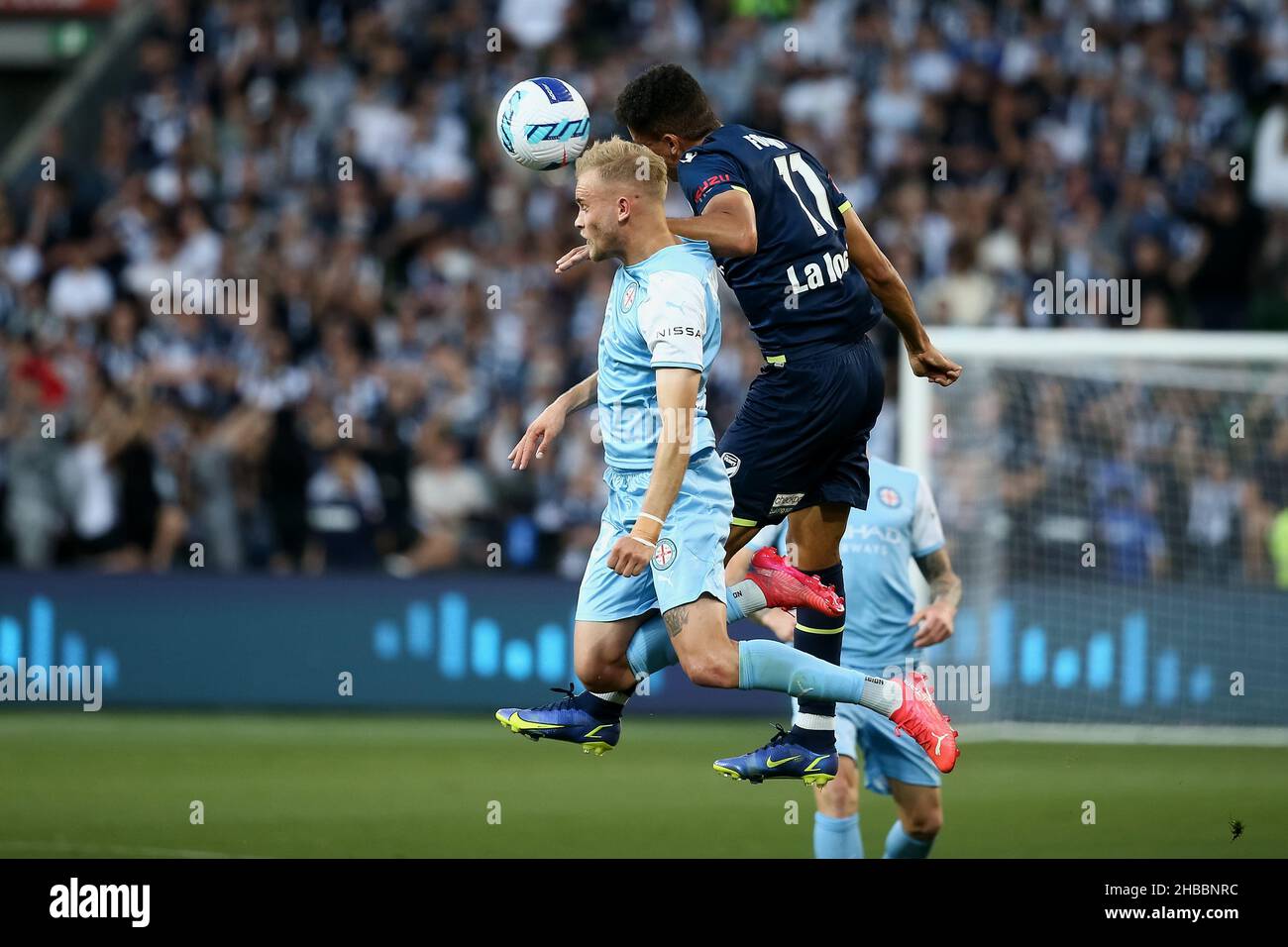 Melbourne, Australia, 18 dicembre 2021. Ben Folami della Melbourne Victory testa la palla davanti a Nathaniel Atkinson del Melbourne City FC durante il round 5 Della partita di calcio A-League tra il Melbourne City FC e la Melbourne Victory all'AAMI Park il 18 dicembre 2021 a Melbourne, Australia. Credit: Dave Hewison/Speed Media/Alamy Live News Foto Stock